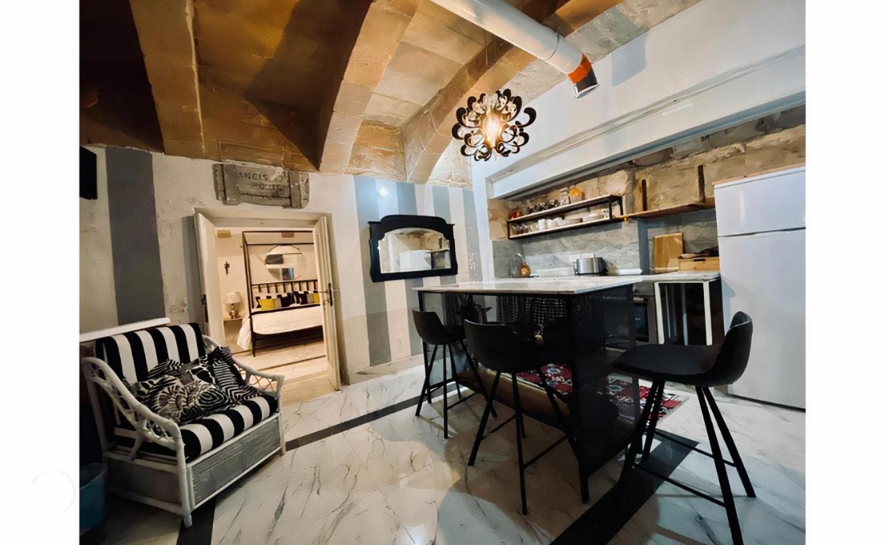 Charming Townhouse Prime Area Valletta Apartment Exterior photo