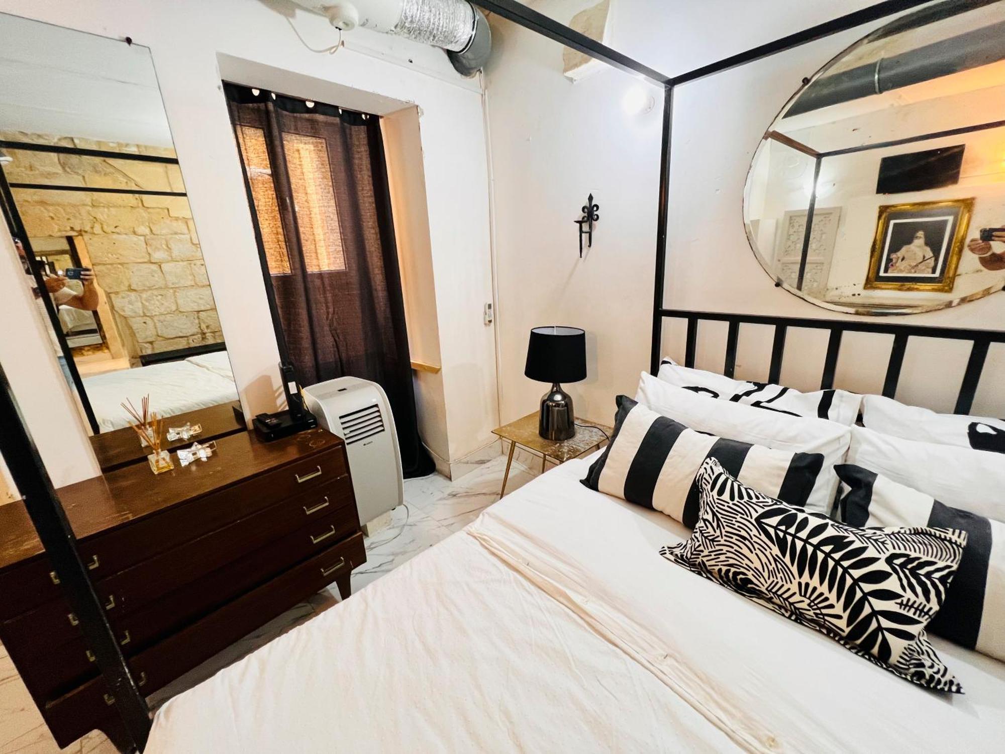 Charming Townhouse Prime Area Valletta Apartment Exterior photo