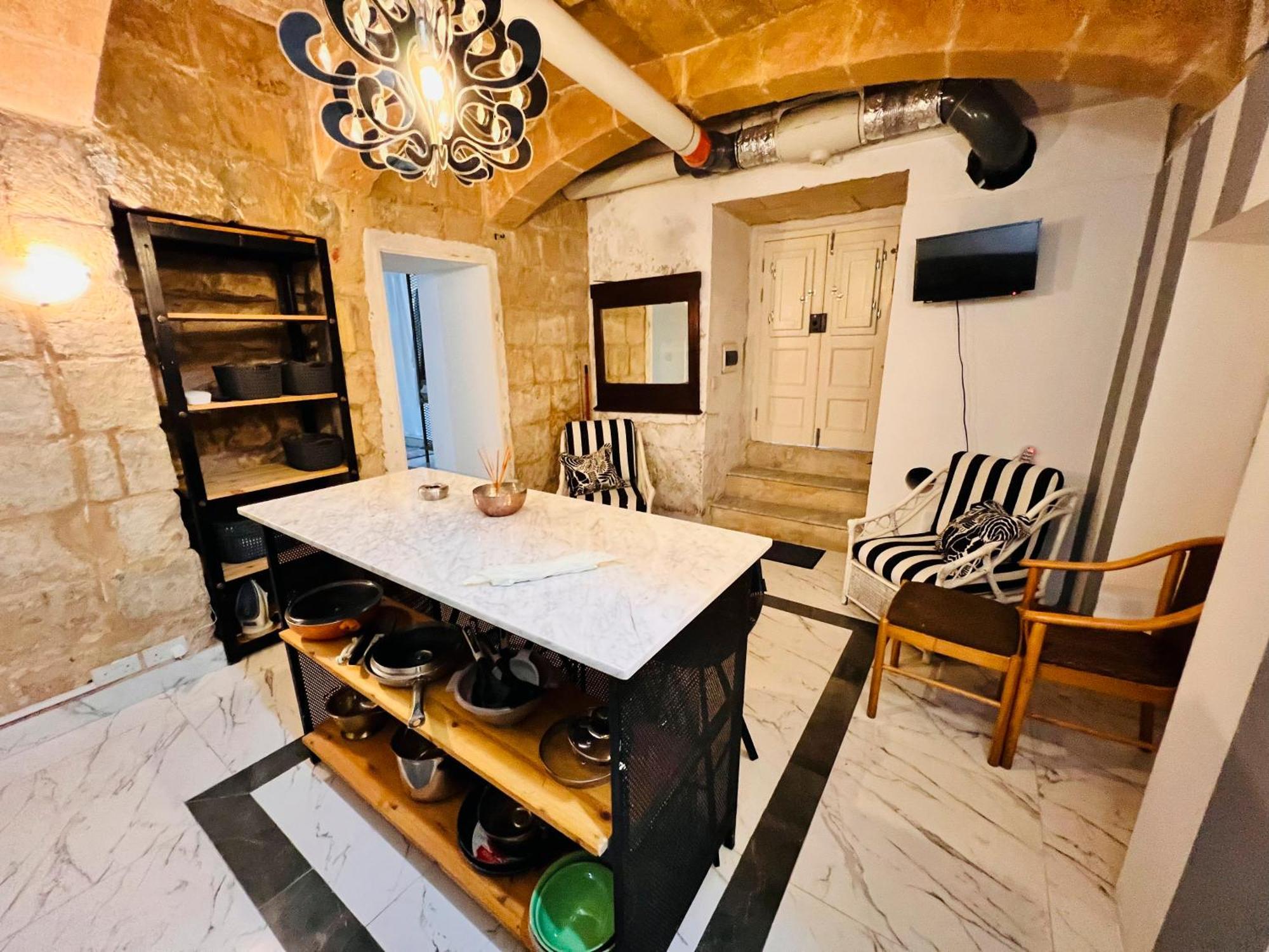 Charming Townhouse Prime Area Valletta Apartment Exterior photo